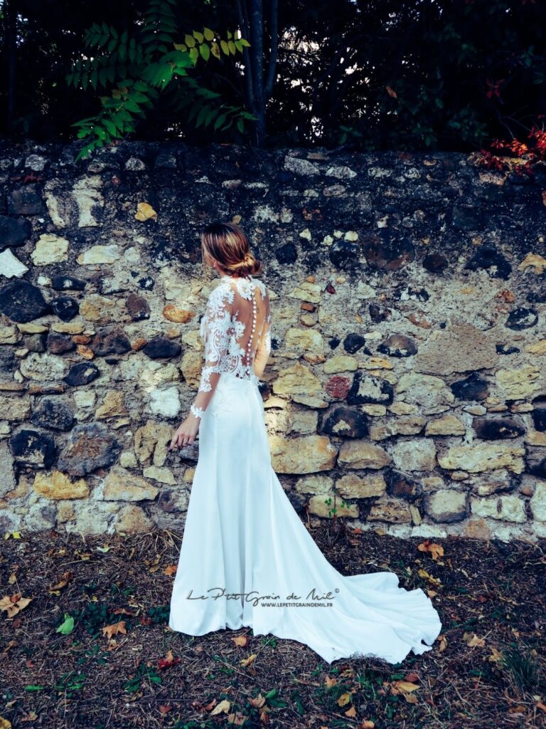 Dos nu robe de mariée sirène et traîne en dentelle fine • Le P'tit Grain de Mil
