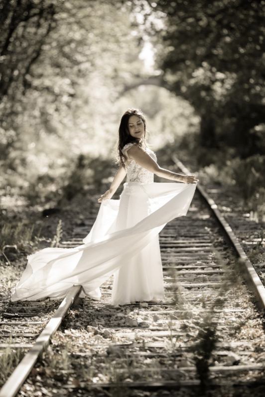 Robe de mariée fluide et bohème en mousseline soie et dentelle sur mesure • Atelier Pézenas
