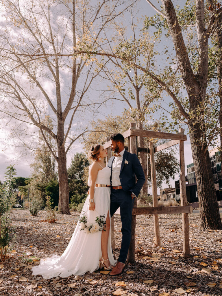 Robe de mariée fluide et bohème en mousseline sur mesure • Atelier Pézenas
